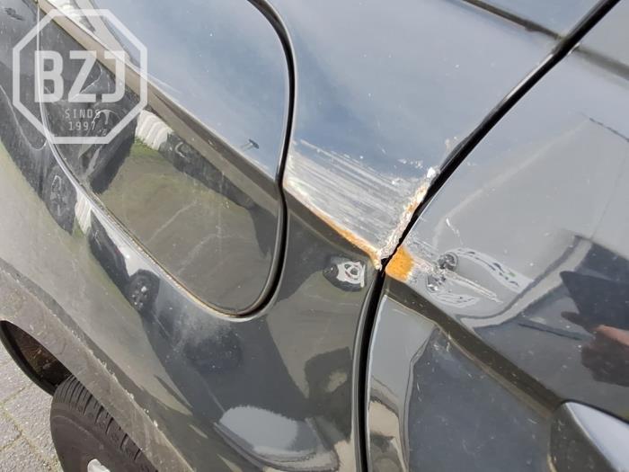 Panel lateral derecha detrás de un Volkswagen Polo VI (AW1) 1.0 12V BlueMotion Technology 2019
