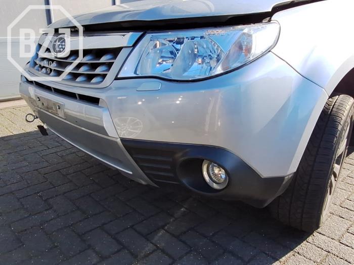 Front bumper from a Subaru Forester (SH) 2.0 16V 2013