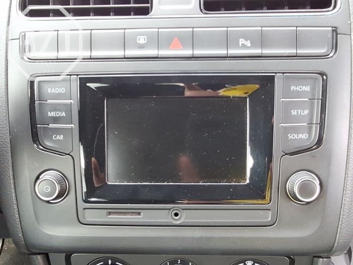 Gebrauchte Radio Volkswagen Polo V (6R) 1.0 12V BlueMotion Technology Preis € 150,00 Margenregelung angeboten von BZJ b.v.