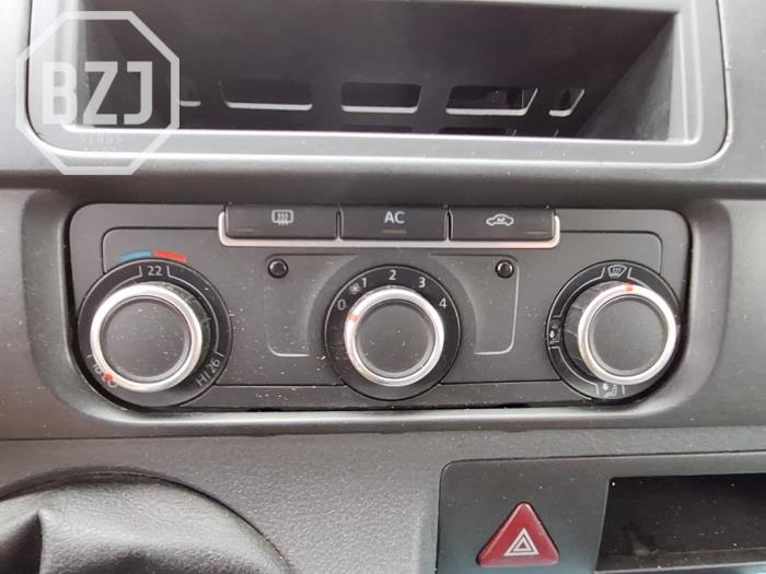 Panneau de commandes chauffage d'un Volkswagen Transporter T5 2.0 TDI DRF 2010