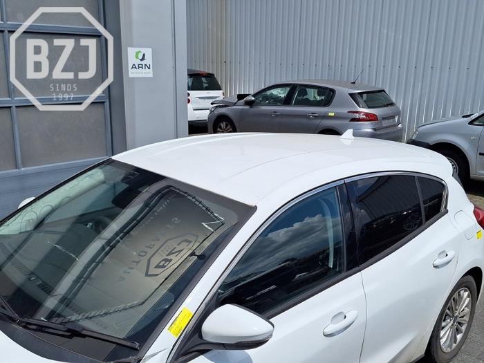 Używane Dach Ford Focus 4 1.0 Ti-VCT EcoBoost 12V 125 Cena € 500,00 Procedura marży oferowane przez BZJ b.v.