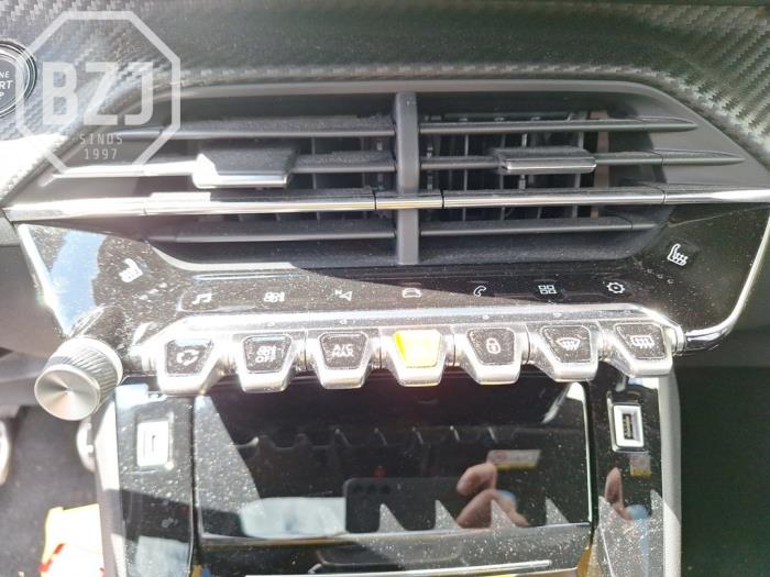 Używane Panel climatronic Peugeot 208 II (UB/UH/UP) 1.2 Vti 12V PureTech 100 Cena na żądanie oferowane przez BZJ b.v.