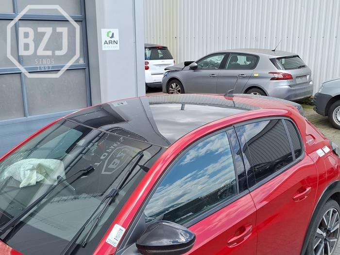 Używane Dach Peugeot 208 II (UB/UH/UP) 1.2 Vti 12V PureTech 100 Cena na żądanie oferowane przez BZJ b.v.