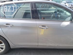 Używane Slupek srodkowy prawy Peugeot 308 (L3/L8/LB/LH/LP) 1.2 12V VTi PureTech 82 Cena na żądanie oferowane przez BZJ b.v.