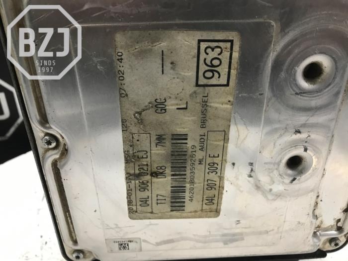 Engine management computer from a Volkswagen Caddy III (2KA,2KH,2CA,2CH) 2.0 SDI 2008