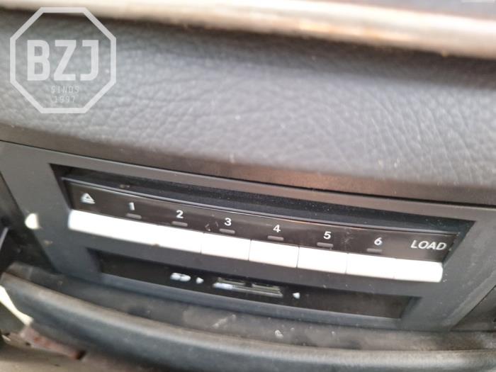 Używane Zmieniarka CD Mercedes S (W221) 3.5 S-400 24V BlueHybrid Cena na żądanie oferowane przez BZJ b.v.