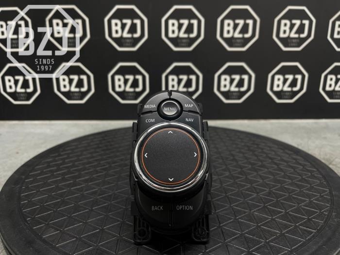 Usagé Panneau de commandes navigation Mini Mini (F56) 2.0 16V Cooper S Prix € 175,00 Règlement à la marge proposé par BZJ b.v.