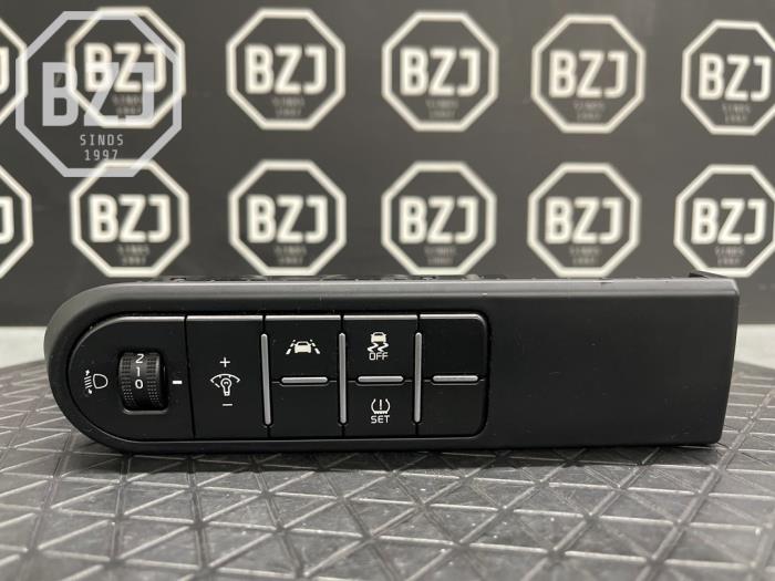 Używane Przelacznik ASR Kia Ceed Sportswagon (CDF) 1.0i T-GDi 12V Cena € 30,00 Procedura marży oferowane przez BZJ b.v.