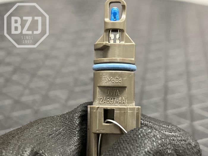 Luftmassenmesser van een Ford Focus 4 Wagon 1.0 Ti-VCT EcoBoost 12V 125 2020