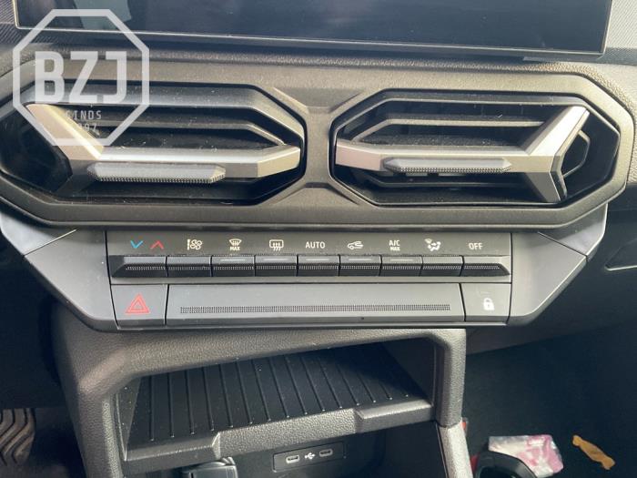 Używane Panel climatronic Dacia Duster (DJF) 1.6 Hybrid 140 16V Cena na żądanie oferowane przez BZJ b.v.