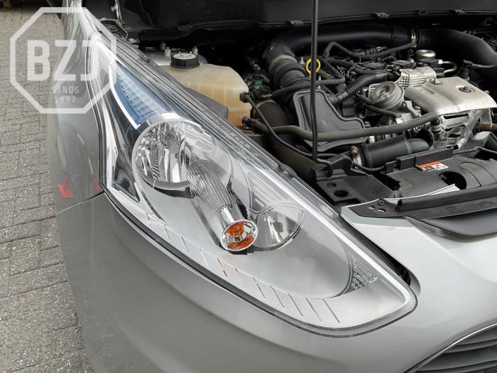 Używane Reflektor prawy Ford B-Max (JK8) 1.0 EcoBoost 12V 125 Cena na żądanie oferowane przez BZJ b.v.