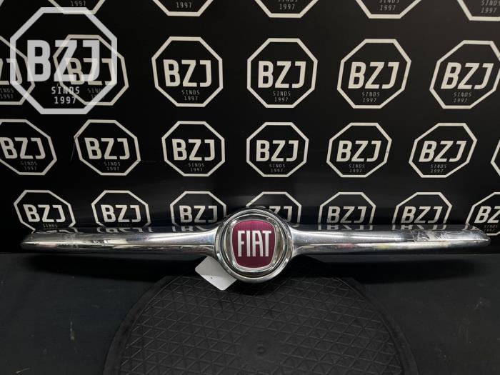 Używane Grill Fiat 500X Cena € 50,00 Procedura marży oferowane przez BZJ b.v.