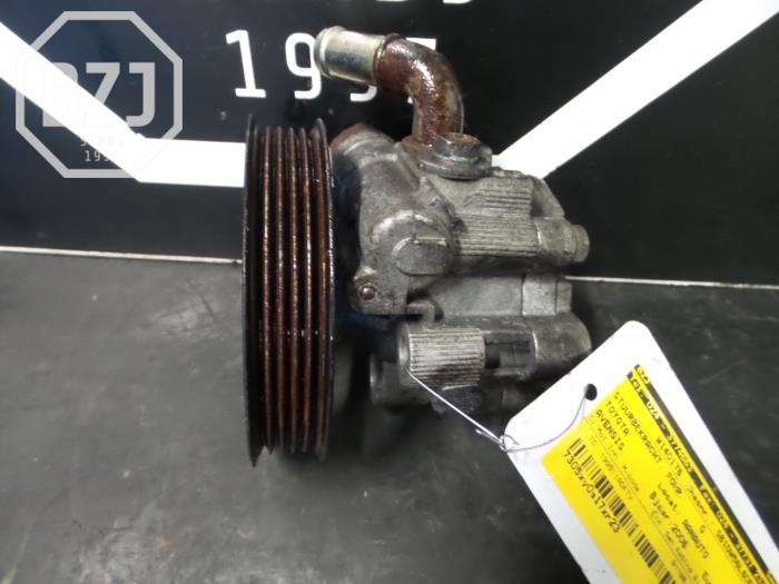 Usagé Pompe de direction Toyota Avensis (T25/B1D) 2.0 16V D-4D Prix € 50,00 Règlement à la marge proposé par BZJ b.v.