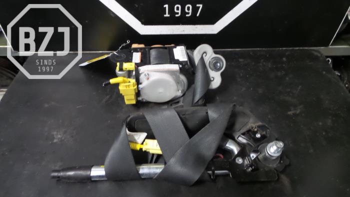 Seatbelt tensioner, left from a Honda Jazz (GD/GE2/GE3) 1.4 i-Dsi 2007
