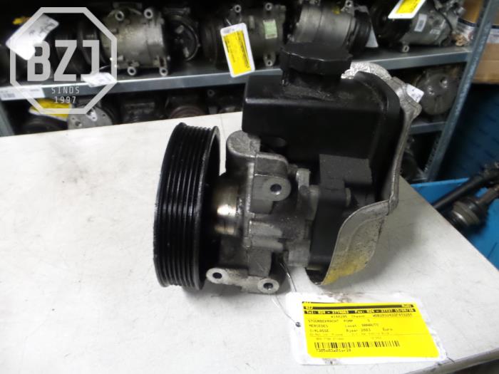 Power steering pump from a Mercedes-Benz C Combi (S203) 1.8 C-200K 16V 2003