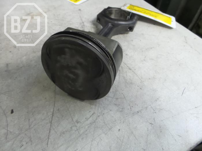Usagé Piston Kia Carens Prix sur demande proposé par BZJ b.v.