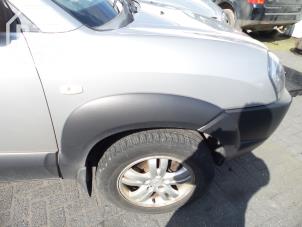 Used Front wing, right Hyundai Tucson (JM) 2.0 16V CVVT 4x2 Price on request offered by BZJ b.v.