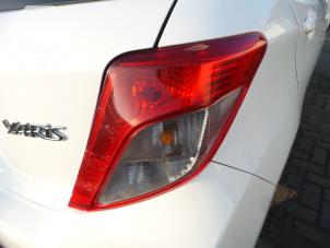 Usados Luz trasera derecha Toyota Yaris III (P13) 1.33 16V Dual VVT-I Precio de solicitud ofrecido por BZJ b.v.