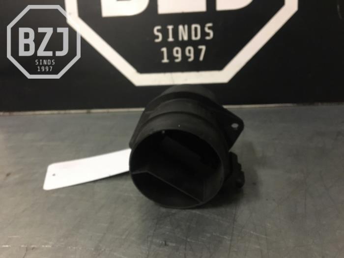 Luftmassenmesser van een Volkswagen Passat Variant (365) 2.0 TDI 16V 135 2011