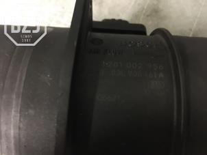 Luftmassenmesser van een Volkswagen Passat Variant (365) 2.0 TDI 16V 135 2011