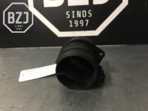 Luftmassenmesser van een Volkswagen Passat Variant (365) 2.0 TDI 16V 135 2011
