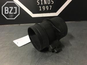 Luftmassenmesser van een Volkswagen Passat Variant (365) 2.0 TDI 16V 135 2011