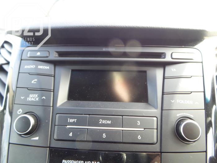 Reproductor de CD y radio de un Hyundai i40 CW (VFC)  2015