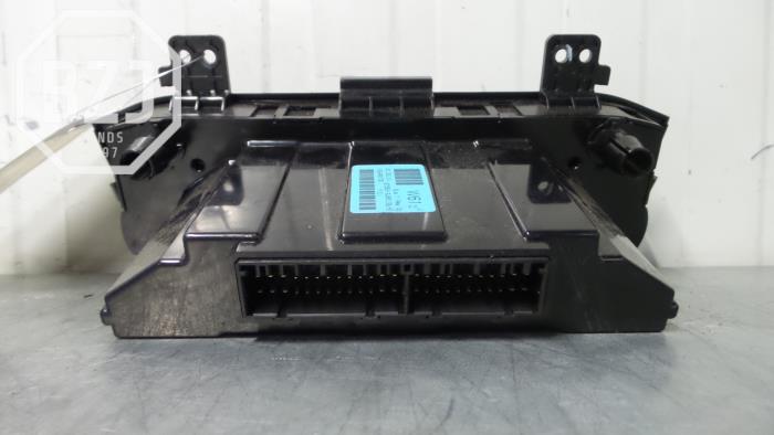 Climatronic panel from a Kia Sportage (SL) 2.0 CRDi 16V VGT 4x4 2012