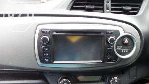 Usados Reproductor de CD y radio Toyota Yaris III (P13) 1.33 16V Dual VVT-I Precio de solicitud ofrecido por BZJ b.v.