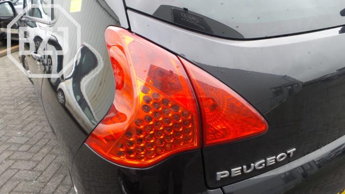 Luz trasera izquierda de un Peugeot 3008 I (0U/HU) 1.6 HDiF 16V 2010