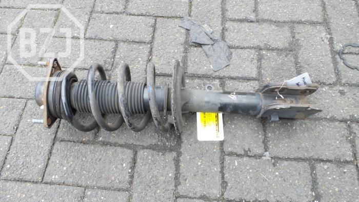 Fronts shock absorber, left from a Hyundai Santafe 2015