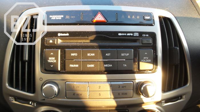 Reproductor de CD y radio de un Hyundai i20 1.2i 16V 2014