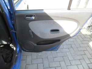 Używane Uchwyt drzwi prawych tylnych wersja 4-drzwiowa Daihatsu Cuore (L251/271/276) 1.0 12V DVVT Cena na żądanie oferowane przez Boekholt autodemontage B.V