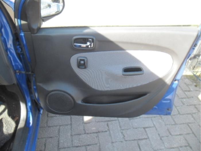 Tapizado de puerta de 4 puertas derecha delante de un Daihatsu Cuore (L251/271/276) 1.0 12V DVVT 2004