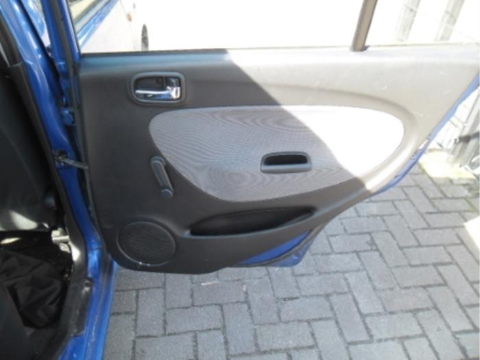Tapizado de puerta de 4 puertas derecha detrás de un Daihatsu Cuore (L251/271/276) 1.0 12V DVVT 2004