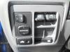 Commutateur vitre électrique d'un Daihatsu Cuore (L251/271/276), 2003 1.0 12V DVVT, Berline avec hayon arrière, Essence, 989cc, 43kW (58pk), FWD, EJVE, 2003-05 / 2008-01, L251 2004