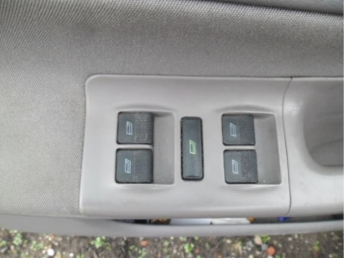 Electric window switch from a Audi A4 Avant Quattro (B5) 2.8 V6 30V 2000