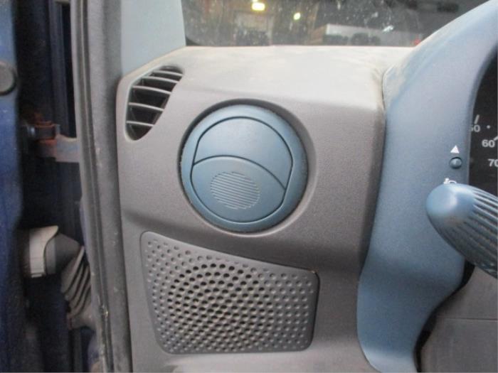 Rejilla de aire de salpicadero de un Fiat Doblo (223A/119) 1.6 16V 2002