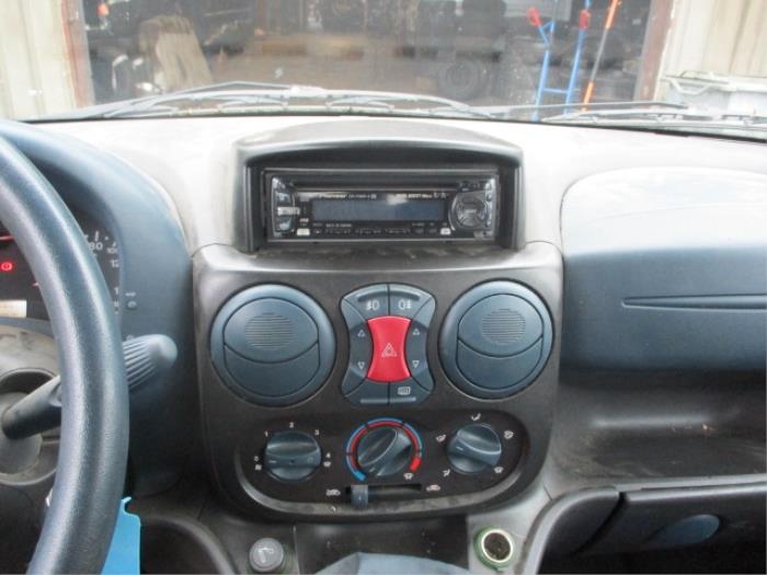 Rejilla de aire de salpicadero de un Fiat Doblo (223A/119) 1.6 16V 2002