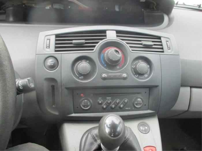 Radio CD player from a Renault Grand Scénic II (JM) 1.5 dCi 105 2005