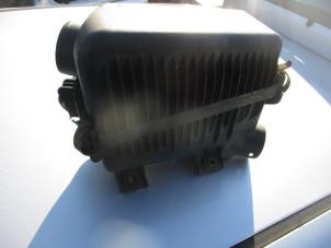 Używane Obudowa filtra powietrza Hyundai Getz 1.3i 12V Cena € 30,00 Procedura marży oferowane przez Boekholt autodemontage B.V