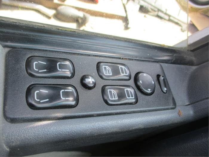 Interruptor de ventanilla eléctrica de un Mercedes-Benz V (638.2) V-220 2.2 CDI 16V 1999