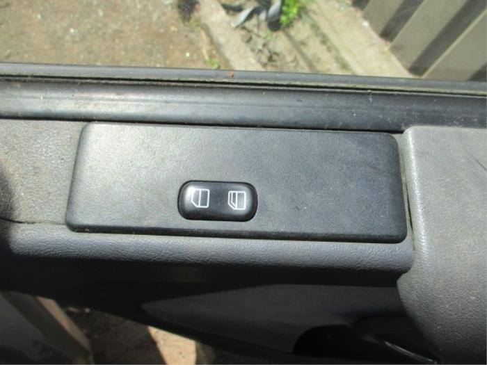 Interruptor de ventanilla eléctrica de un Mercedes-Benz V (638.2) V-220 2.2 CDI 16V 1999