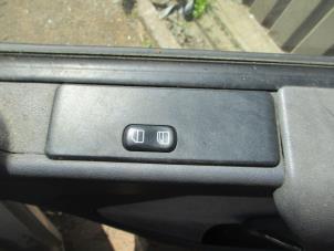 Gebrauchte Elektrisches Fenster Schalter Mercedes V (638.2) V-220 2.2 CDI 16V Preis auf Anfrage angeboten von Boekholt autodemontage B.V