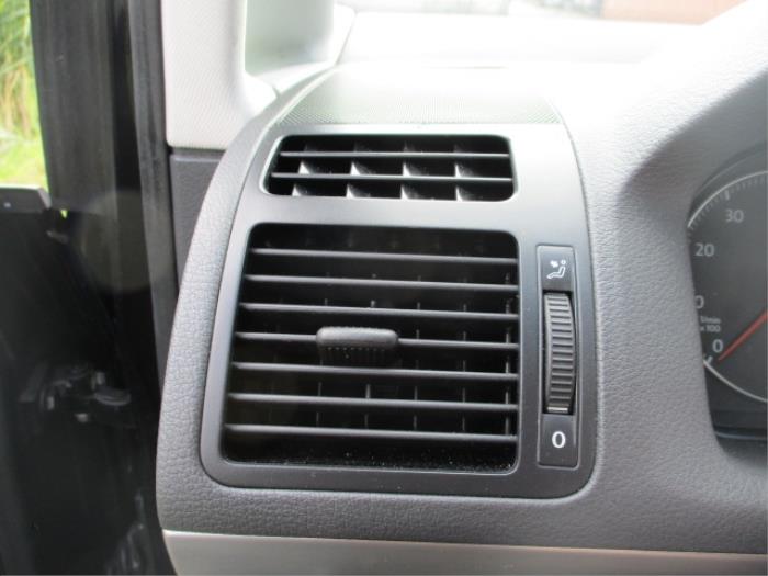 Dashboard vent from a Volkswagen Touran (1T1/T2) 1.6 FSI 16V 2005
