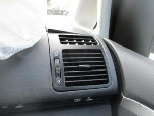 Usados Rejilla de aire de salpicadero Volkswagen Touran (1T1/T2) 1.6 FSI 16V Precio de solicitud ofrecido por Boekholt autodemontage B.V