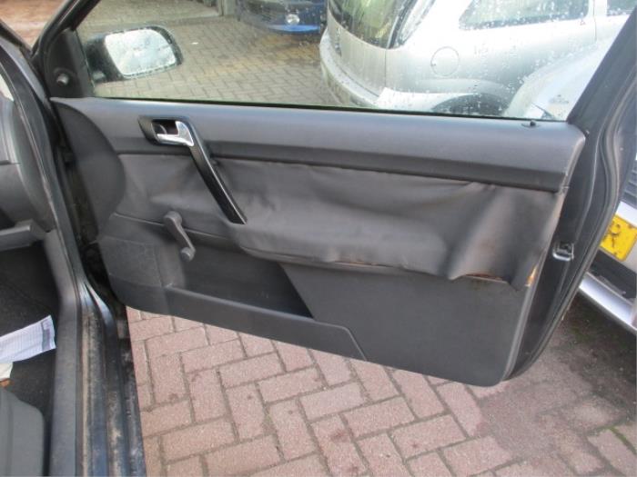 Door handle 2-door, right from a Volkswagen Polo IV (9N1/2/3) 1.9 SDI 2002