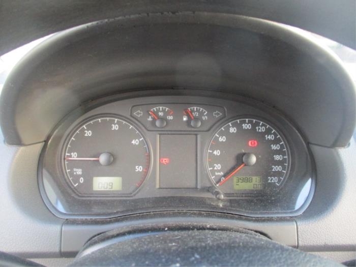 Tacho - Kombiinstrument KM van een Volkswagen Polo IV (9N1/2/3) 1.9 SDI 2002