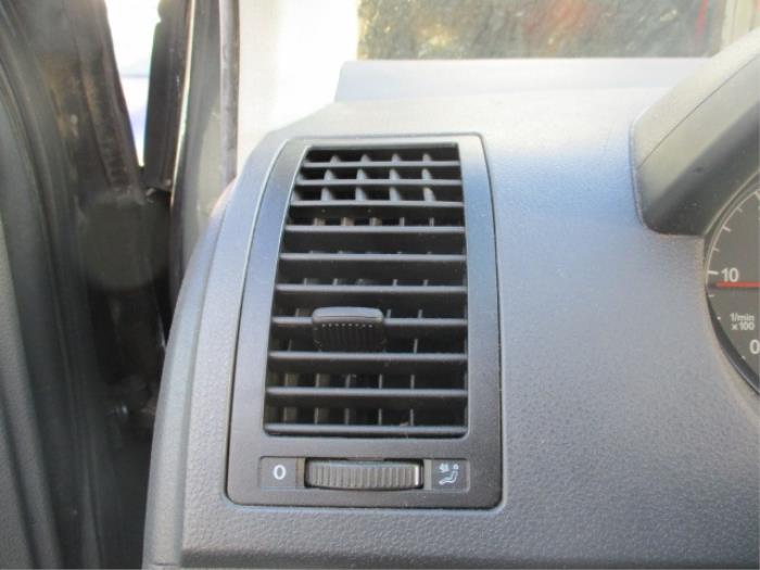 Dashboard vent from a Volkswagen Polo IV (9N1/2/3) 1.9 SDI 2002