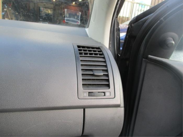 Dashboard vent from a Volkswagen Polo IV (9N1/2/3) 1.9 SDI 2002